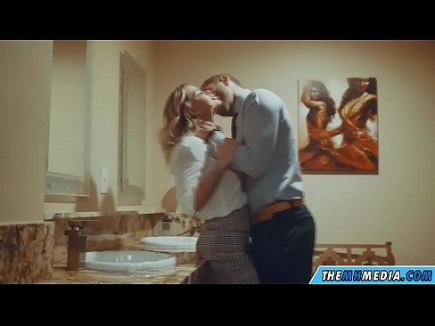 ❤️ Ha blonde e mahlahahlaha e u eka ka kamoreng ea ho phomola ea sechaba Porno  ️❤